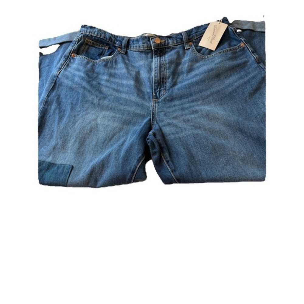 Boyfriend cut women’s jeans with patches on front. Size 14. N11.‎